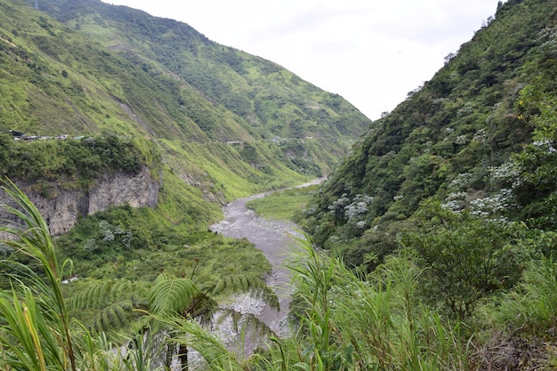 Rivier in de buurt van de waterval Cascada Manto de la Novia in Banos de Agua Santa Banos