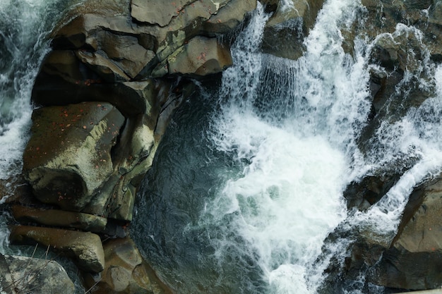 Rivier in de karpaten in de herfst