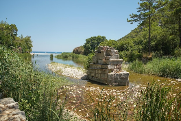 Rivier in de oude stad Olympus in Kumluca Antalya Turkiye