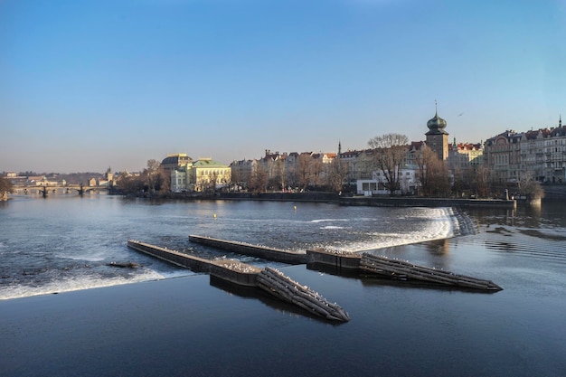 rivier in de stad tegen een heldere lucht