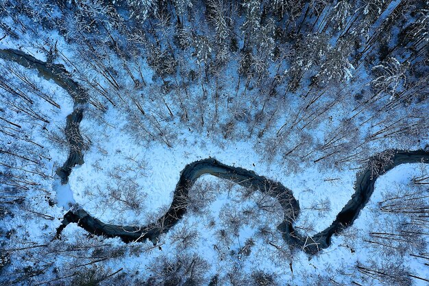 rivier in de winter uitzicht vanaf drone, buiten vorst boslandschap