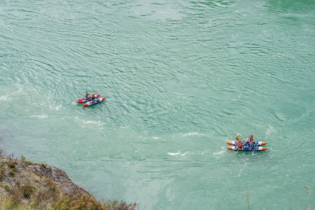 Rivier Katun Altai Republiek Rusland toeristenrafters raften op berg rivier