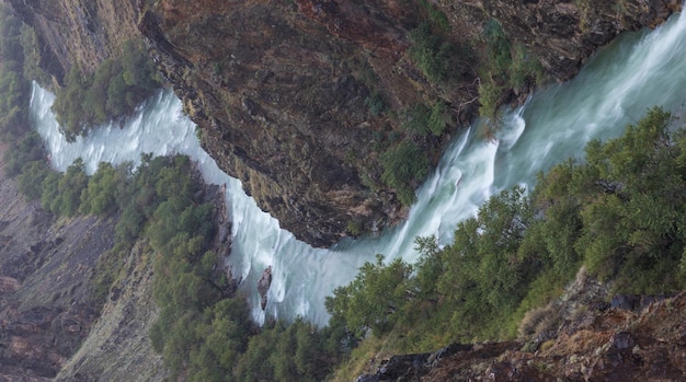 rivier met een bos in een diepe stenen canyontop uitzicht