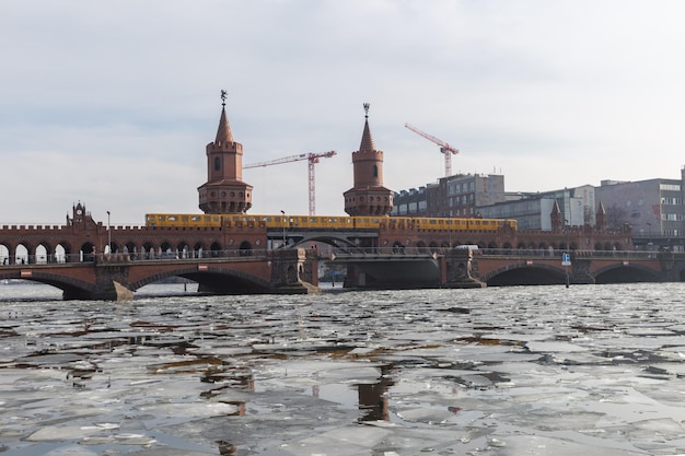 Rivier met ijsschotsen in de stad Berlijn