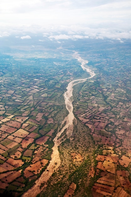 Rivier met uit water in bird-eye view