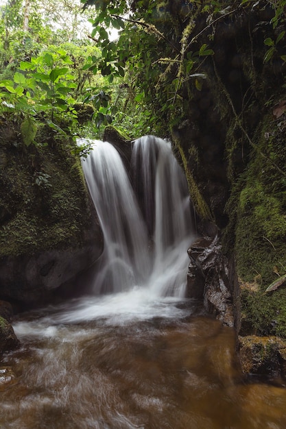 rivier met vallend water