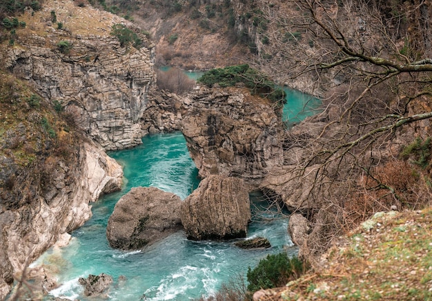 Rivier Moraca canyon Platije Prachtige kloof van Moraca rivier in de winter Montenegro