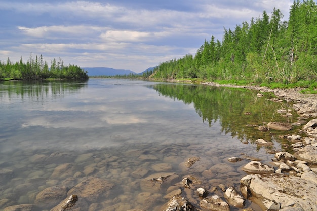 Rivier Muksun het Putorana-plateau