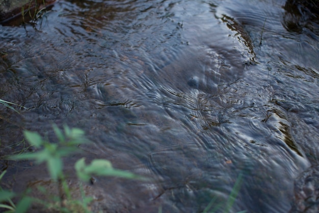 Foto rivier stroomt in de bergen