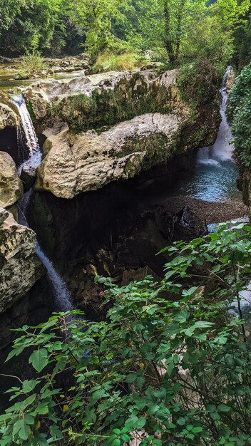 Rivier stroomt tussen rotsen in het bos