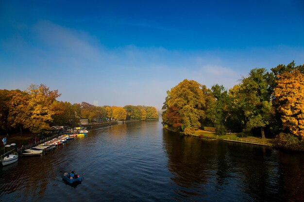 Foto rivier te midden van bomen tegen de lucht in de herfst