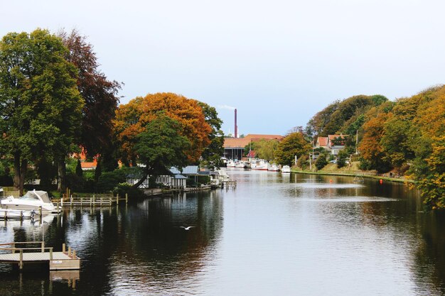 Foto rivier te midden van bomen tegen de lucht in de herfst