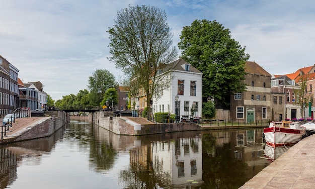 Rivier te midden van gebouwen in de stad tegen de lucht