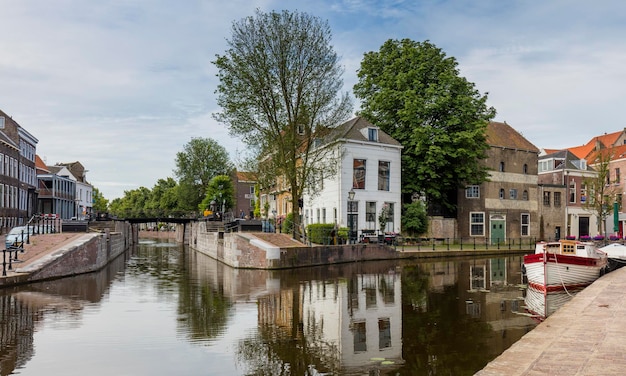 Foto rivier te midden van gebouwen in de stad tegen de lucht