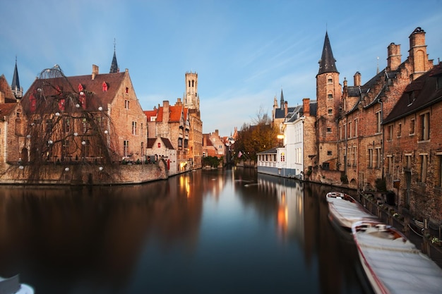 Rivier te midden van gebouwen tegen de lucht in de stad