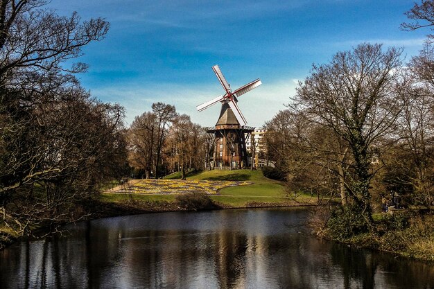 Foto rivier tegen windmolen op het veld