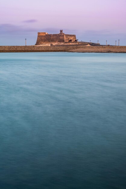 Foto rivier voor castillo de san jose tegen de hemel tijdens de schemering