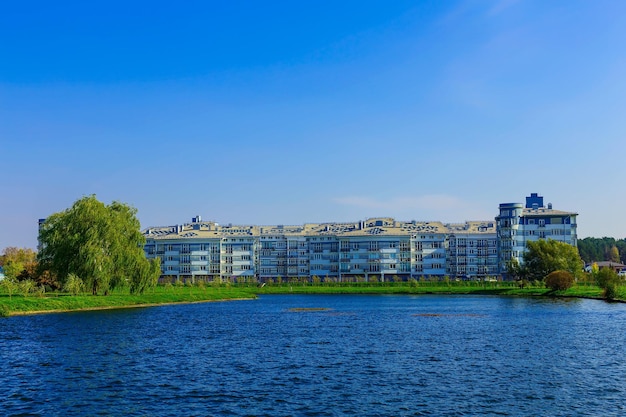 Rivier voor gebouwen tegen blauwe lucht