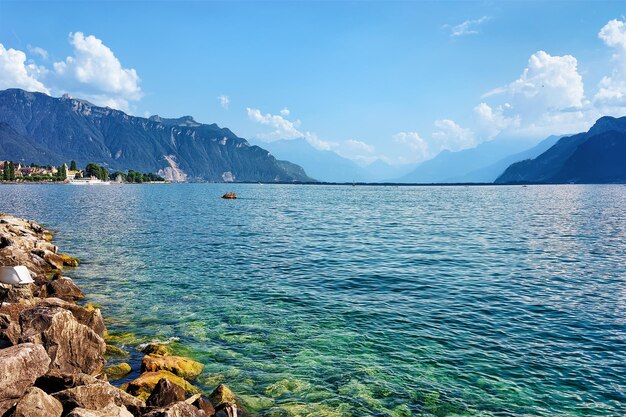 스위스 보(Vaud) 주 브베(Vevey)에 있는 알프스(Alps) 산과 제네바 호수(Geneva Lake)가 있는 리비에라. 배경에 사람들