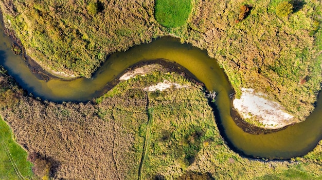Rivierbochten op het platteland van ponidzie in polen top down drone view
