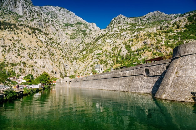 Foto rivierkanaal en stadsmuren van de vesting van de oude stad kotor montenegro