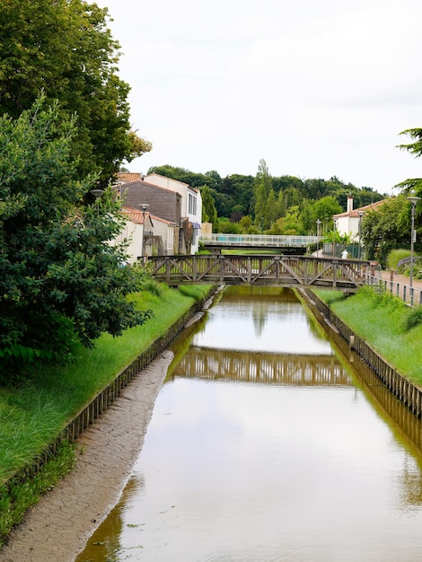 Rivierkanaal in dorp van Talmont in Vendee Frankrijk