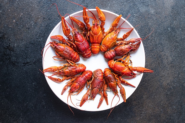 Rivierkreeft vers gekookte schaaldieren klaar om maaltijd snack te eten op tafel kopieer ruimte voedsel achtergrond