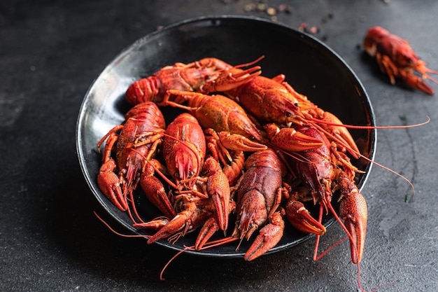 Rivierkreeft vers gekookte zeevruchten schaaldieren klaar om maaltijd snack op tafel te eten kopieer ruimtevoedsel