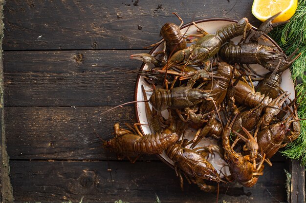 rivierkreeft vers klaar om te koken rauw product maaltijd snack op tafel kopieer ruimte voedsel achtergrond rustiek