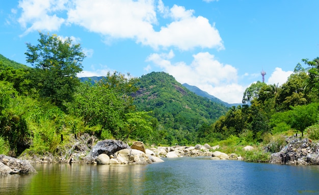 Rivierlandschap en berg.