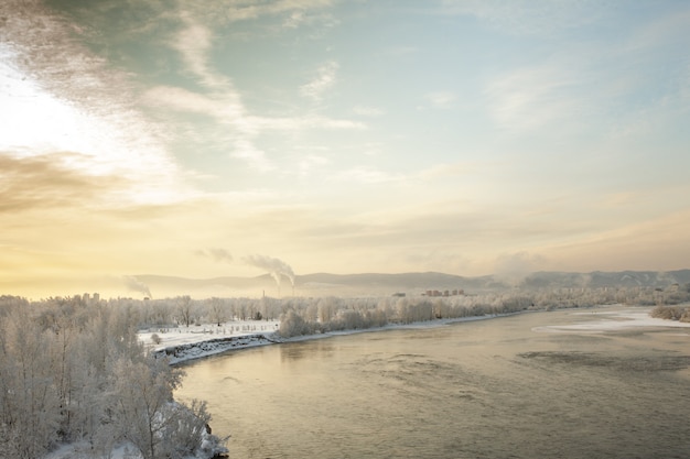 Rivierlandschap in de winter