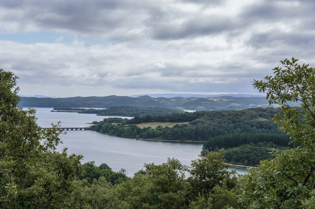 Rivierlandschap met bossen en stormachtige lucht in Baskenland