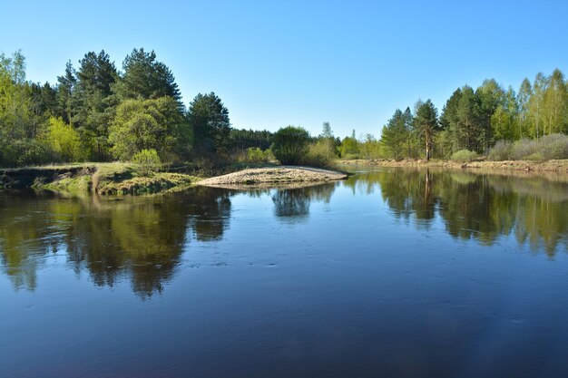 Rivierlentelandschap in het nationale park Ryazan Meschera