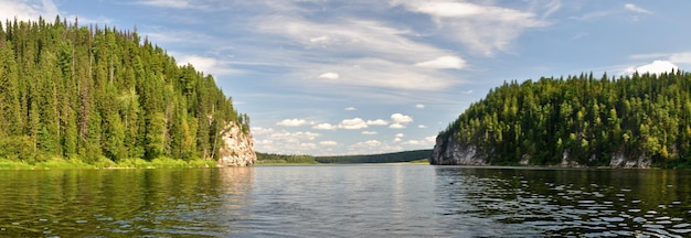 Rivierpanorama in het nationale park Yugyd VA