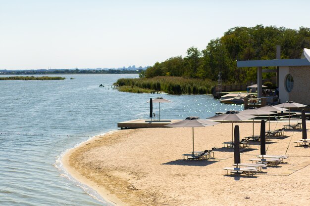 Rivierstrand, recreatievoorzieningen. Zomerrust