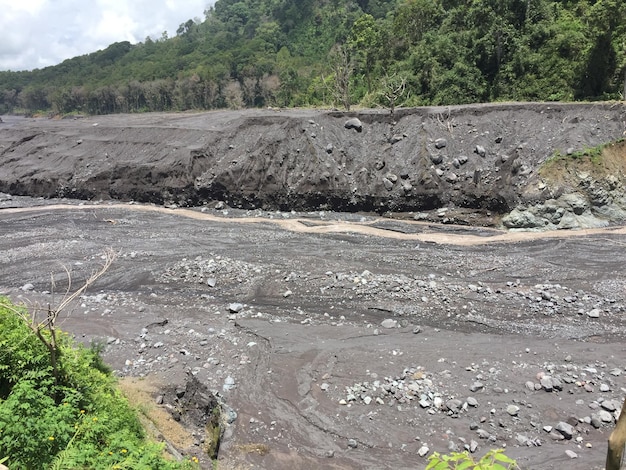 rivierstroompad van lava van de Semeru-vulkaan in Lumajang, Oost-Java, Indonesië