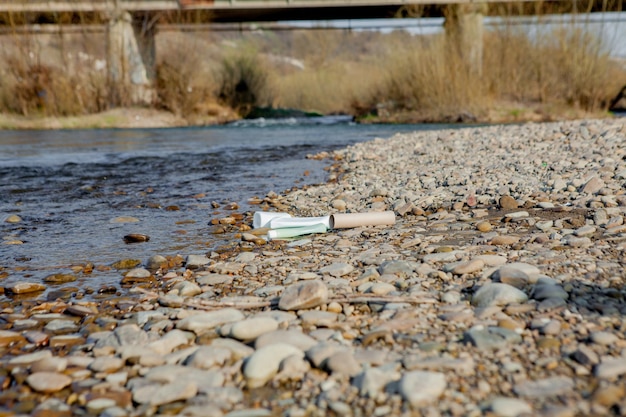 Riviervervuiling bij de kust afval in de buurt van de rivier plastic voedselverspilling draagt bij aan vervuiling