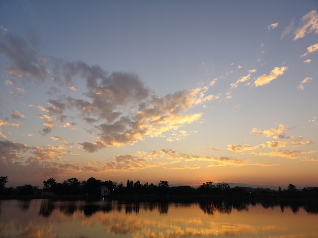 Rivierzonsonderganghemel en wolken in de avond