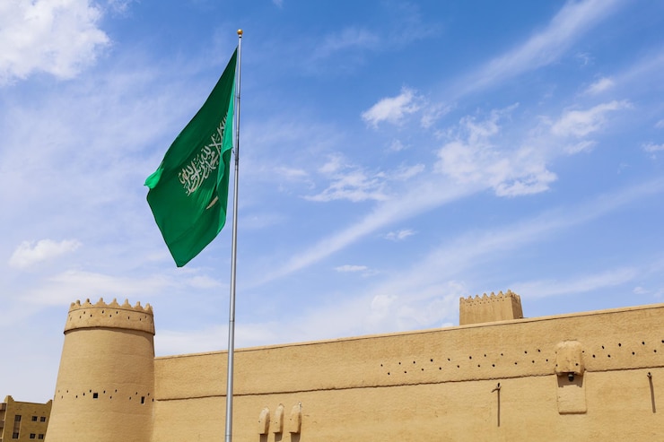 Photo riyadh saudi arabia april 13 2024 a waving saudi flag on al masmak palace national day saudi founding day