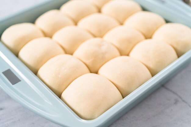 Rizing dinner rolls in an the baking pan