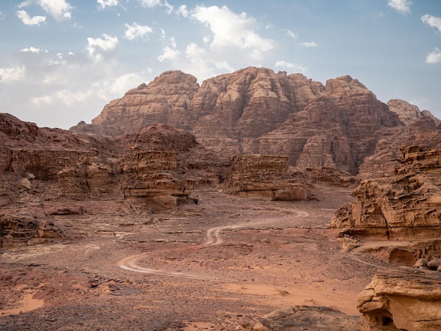 Photo road accross the wadi rum desert moutains