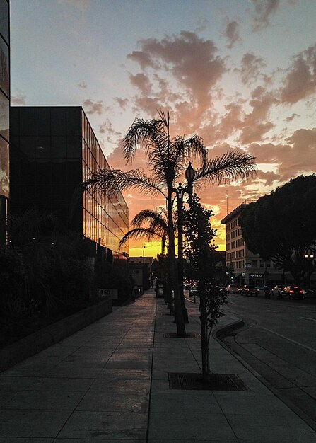 Foto strada contro il cielo nuvoloso al tramonto