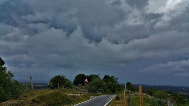 Foto strada contro il cielo nuvoloso