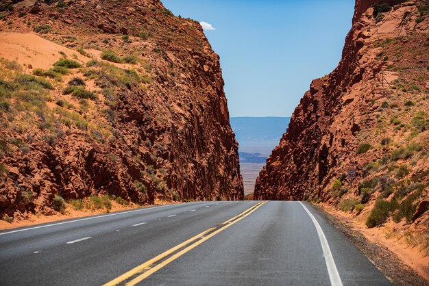 Foto road against the high rocks viaggio su strada americano