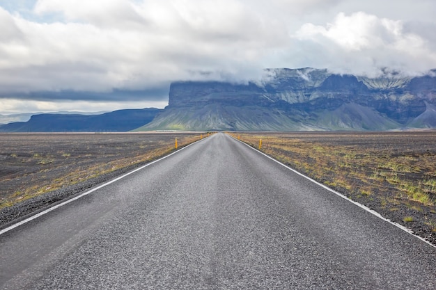 Strada contro il paesaggio di montagna in islanda