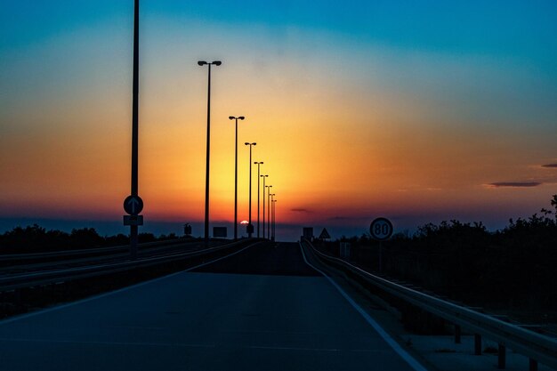 夕暮れの空に照らされた道路