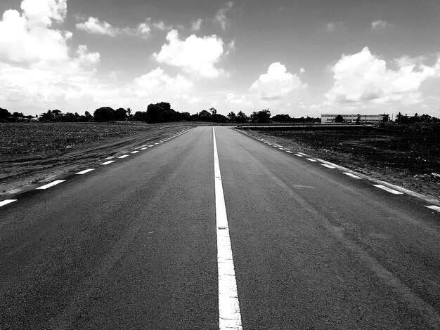 Foto strada contro il cielo