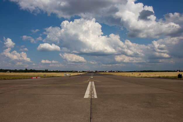 Foto strada contro il cielo