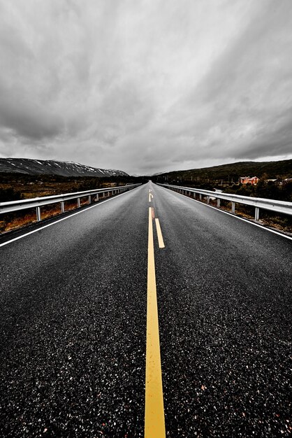 Foto strada contro il cielo