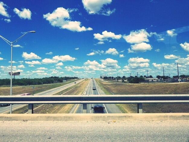 写真 空に逆らう道